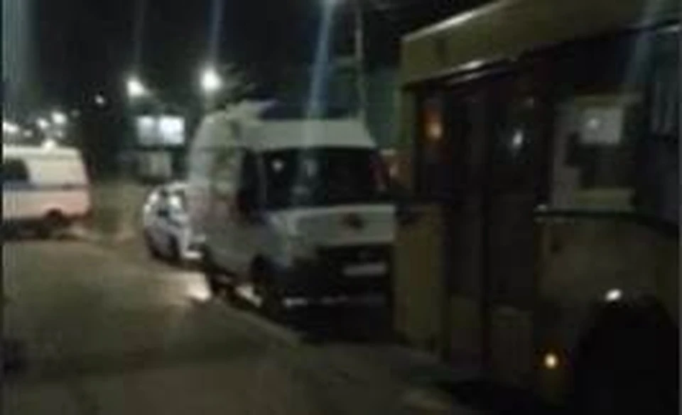 Мы встретились в маршрутке. Автобус был задержан. Китайские автобусы. Автобусы для арестованных. Парень в маршрутке.