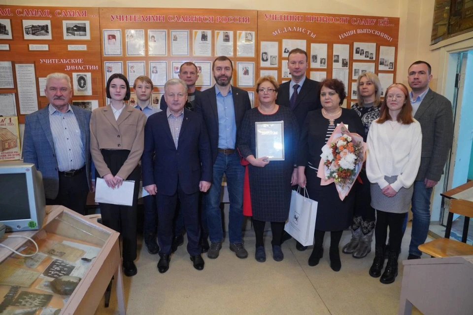 Александр Ведерников наградил лауреатов конкурса им. А. П. Белобородова.