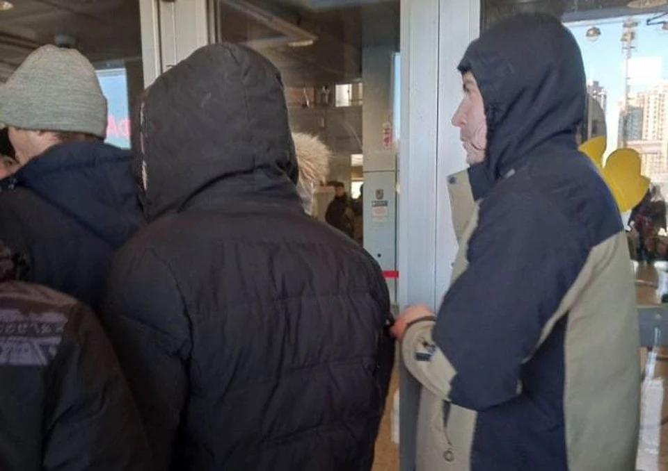 В Тюмени на вокзале люди подолгу стоят в очередях