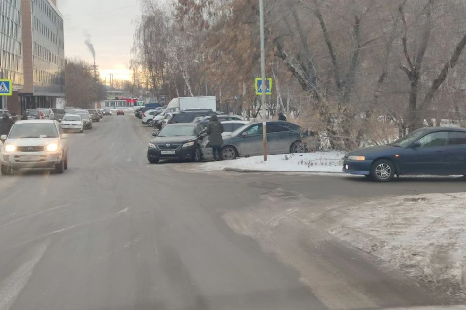 Участниками ДТП в Заельцовском районе стали около шести автомобилей. Фото: АСТ-54