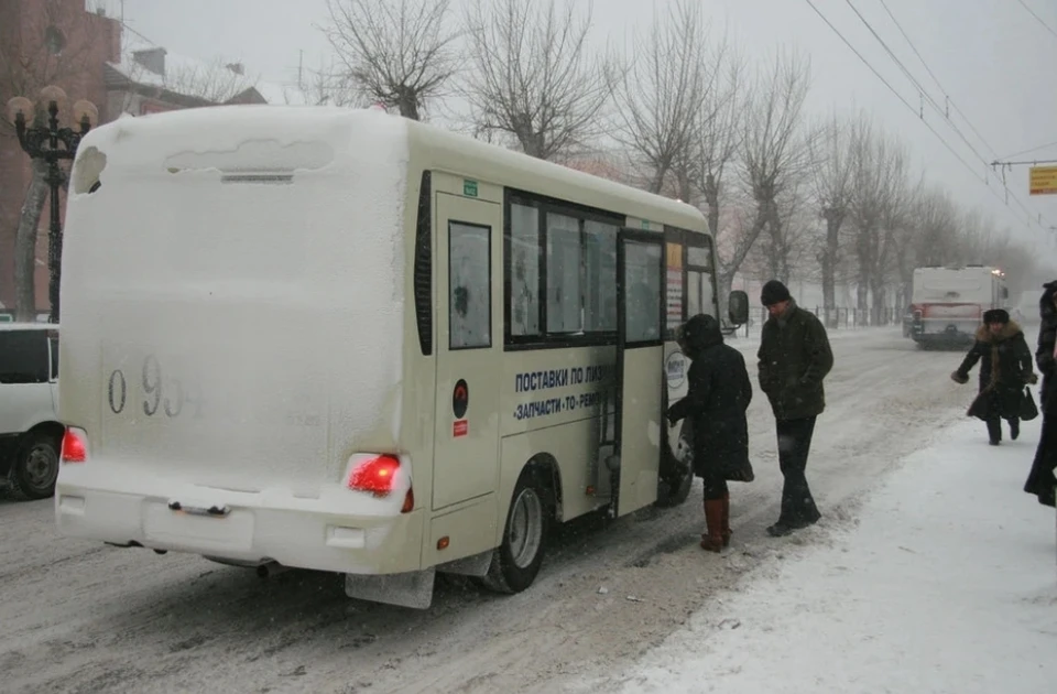 Водитель вышел из автобуса, оставив транспортное средство на переходе