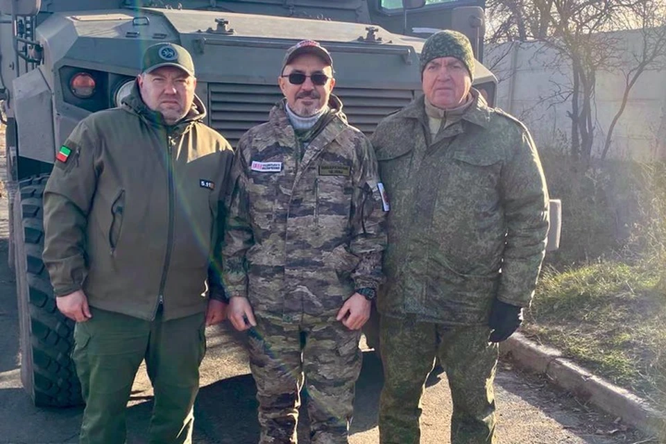 Магдеев (справа) встретился с Рустамом Гатиным (в центре), организовавшим полевую кухню для нуждающихся. Фото: telegram-канал Наиля Магдеева