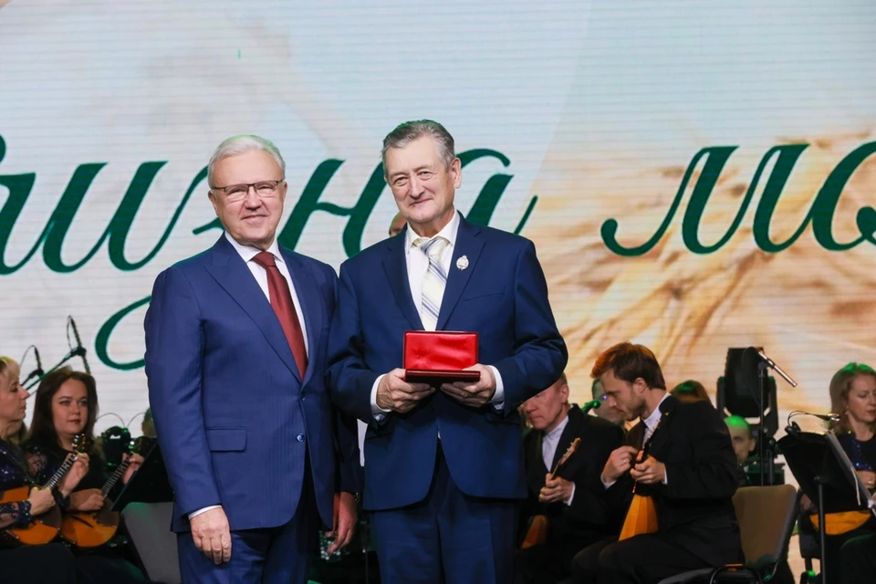 Губернатор Красноярского края Александр Усс вручил награды местным аграриям. Фото: ЧЕРНЫХ Александр