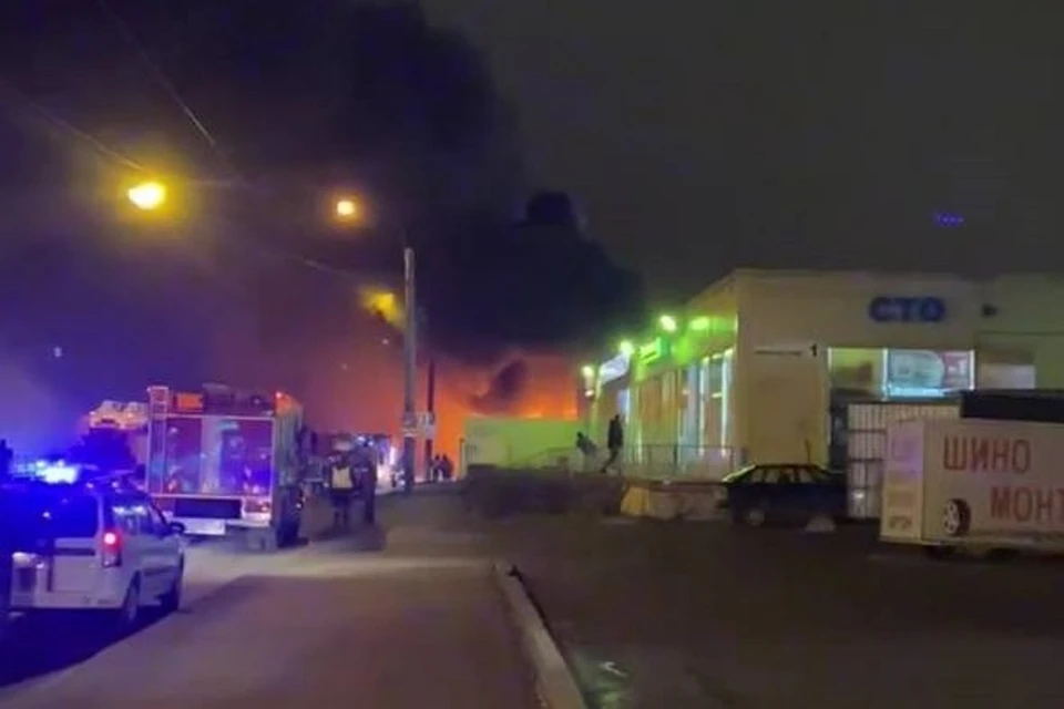 Загорелось здание автоцентра ФОТО: соцсети