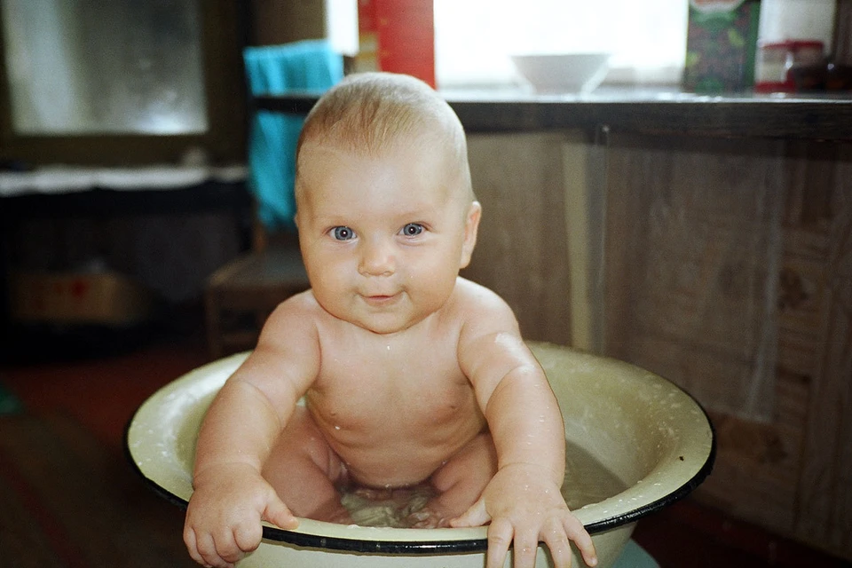 Детям 1-3 лет проводятся воздушные ванны, общие обтирания и обливания водой. Фото: Даниил ШМИНКЕ