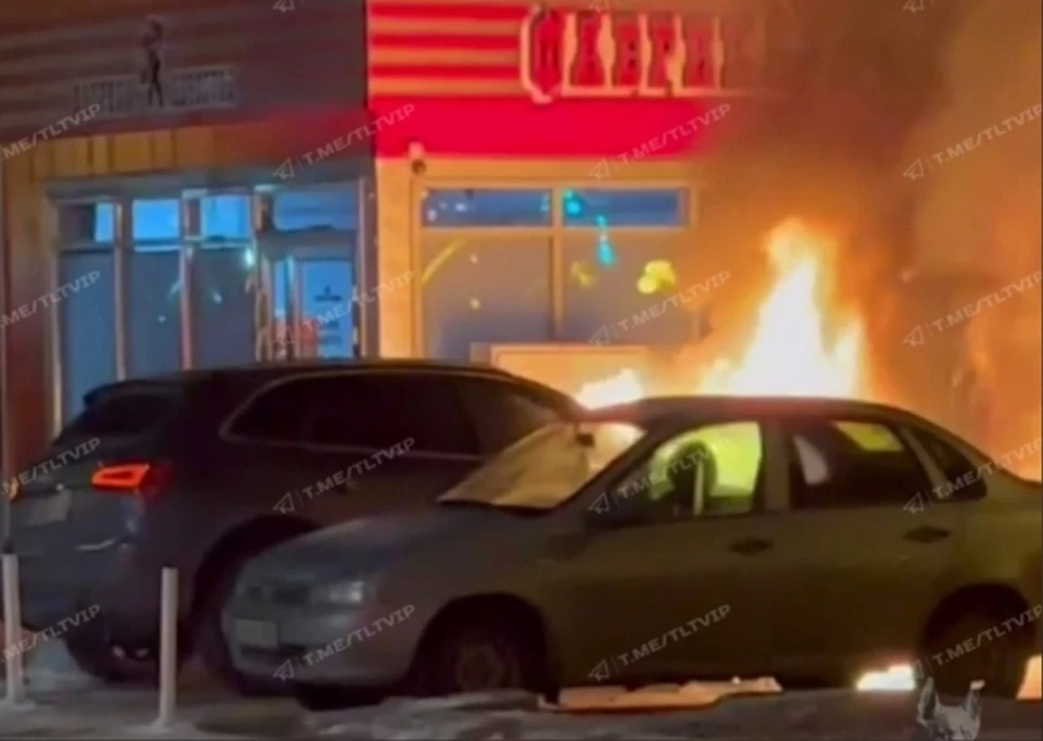 Автомобиль загорелся рядом с продовольственным магазином. Фото: скриншот видео "Тольятти"