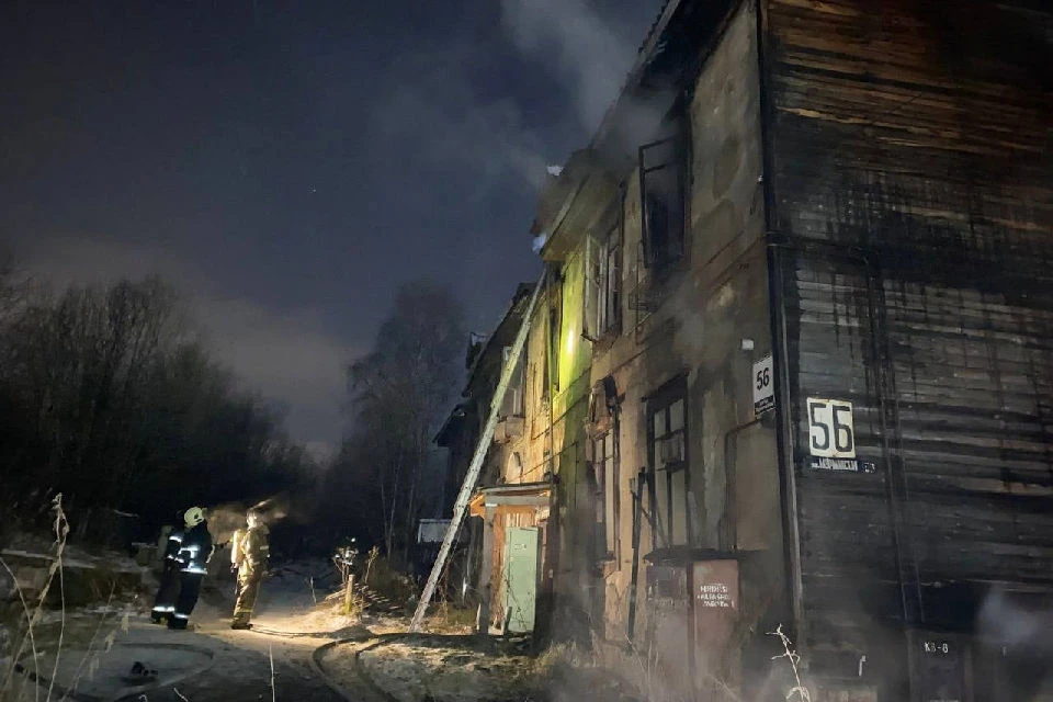 Пожар тушили несколько часов. Фото: vk.com/murman01