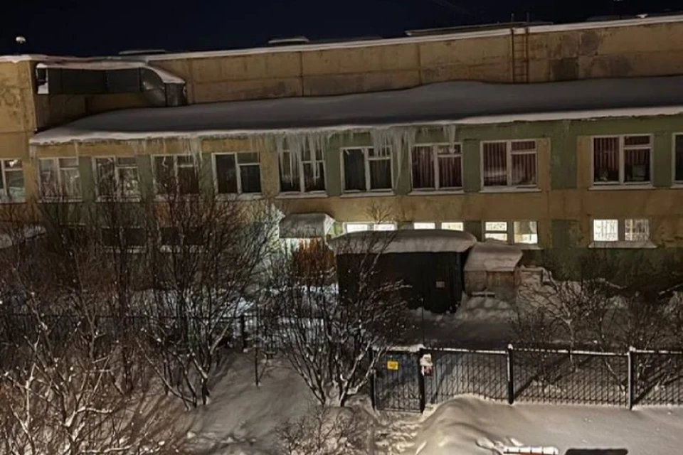 Теперь дома и здания Магадана «украшены» сосульками. Фото: Telegram-канал @nemagadan_off
