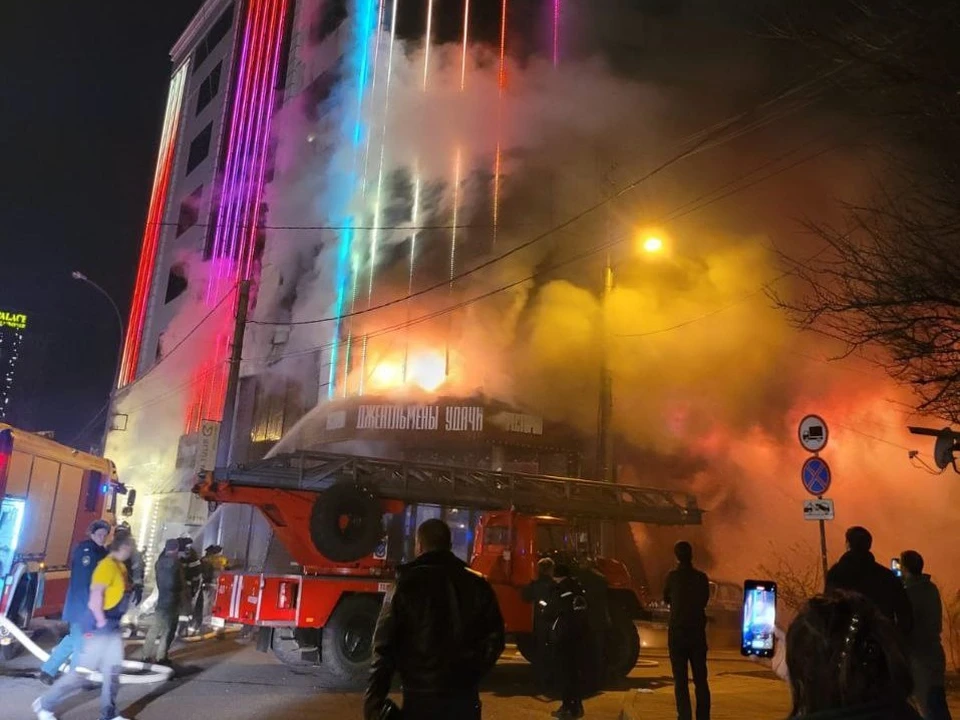 Ресторан в отеле охватило пламенем. Фото: Ирина Борс
