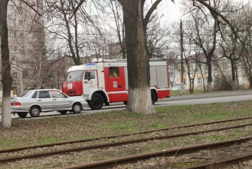 Пожарные продолжают бороться с огнем на курском аэродроме