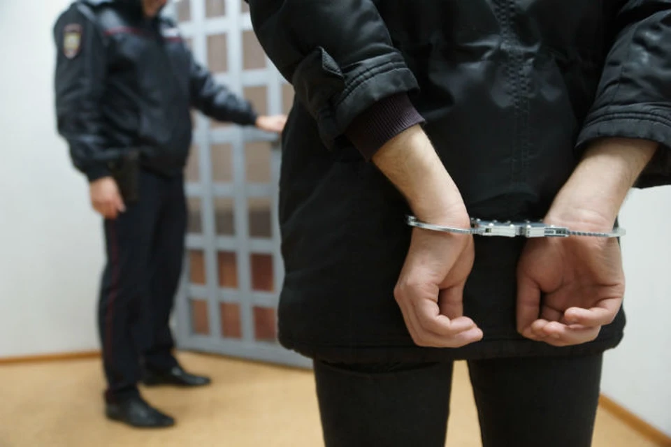 Бывший осужденный плеснул в лицо краской сотруднице полиции