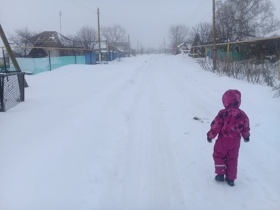 Ночью и днём снег, местами сильный.