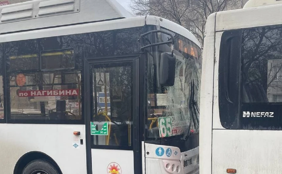 Автобусы столкнулись утром 8 декабря на Нагибина. Фото: Ростов сити News.
