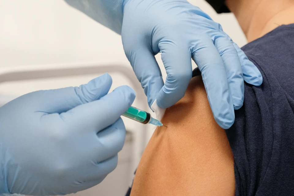 Новый вариант вакцины от ковида испытают на добровольцах.