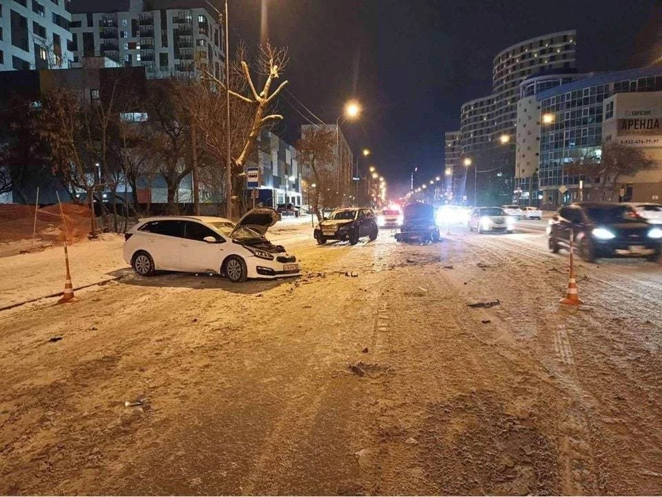 В Тюмени мужчина спровоцировал ДТП с участием трёх автомобилей.