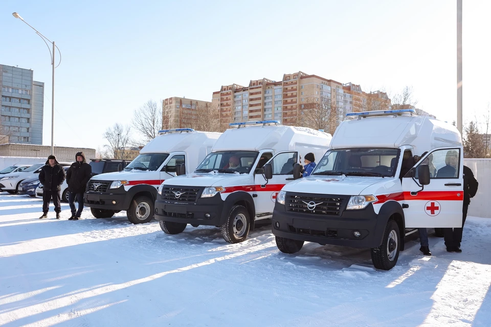 В больницы и поликлиники Приамурья передали 6 «уазиков» и 8 автомобилей «ГАЗ». Фото: пресс-служба правительства Амурской области.