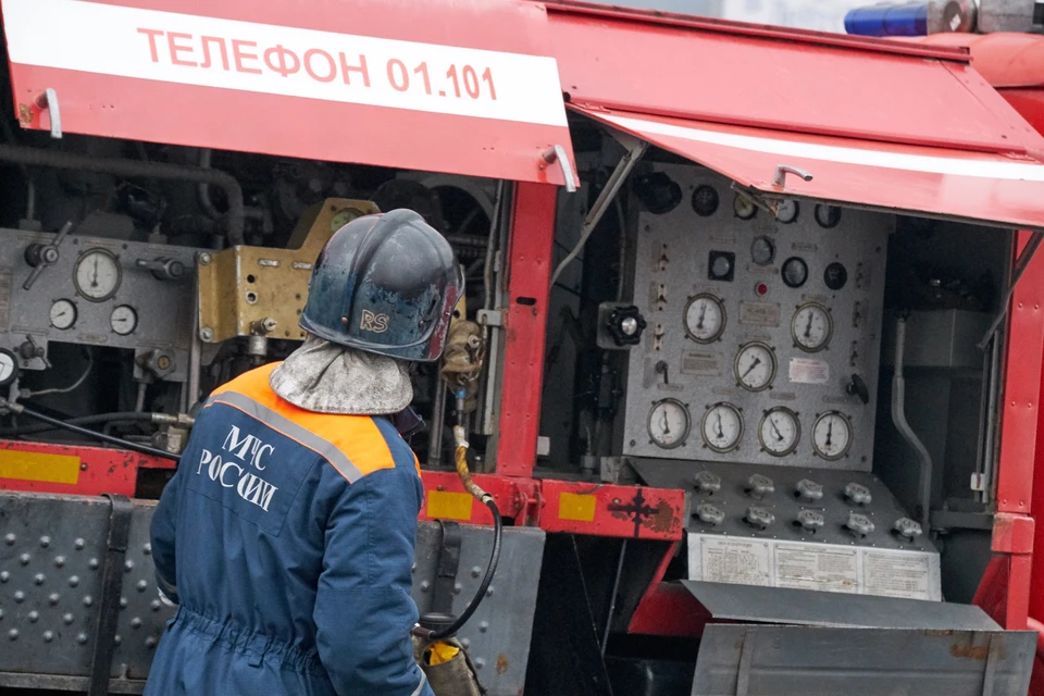 Огонь тушили 97 специалистов и 48 единиц техники.
