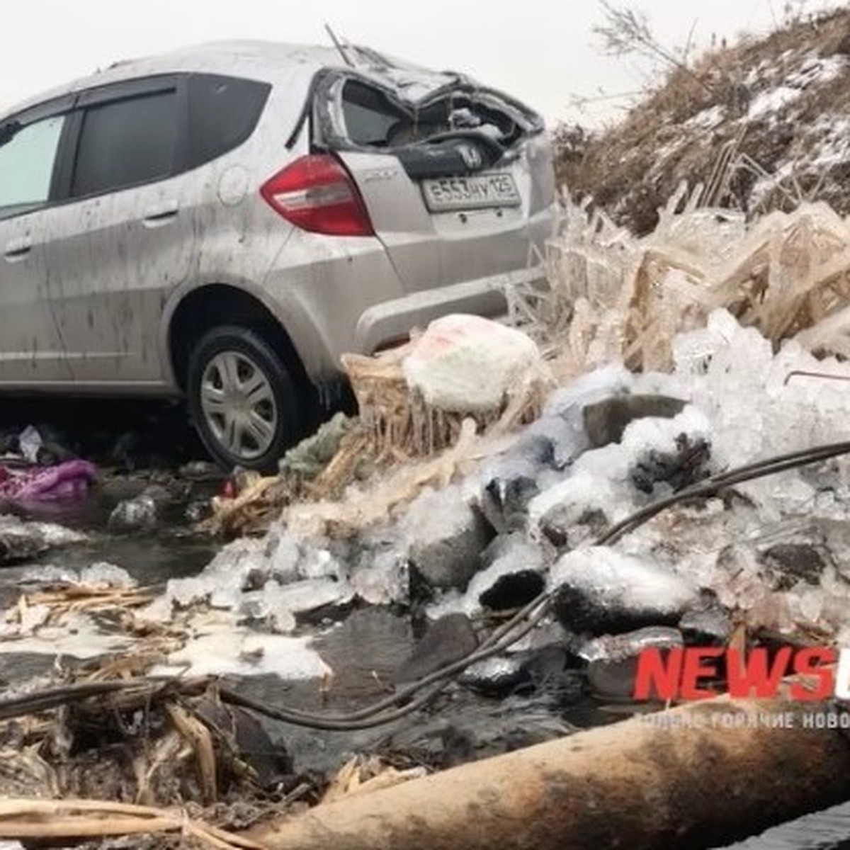 Автомобиль слетел с моста в канаву и повредил трубы водоснабжения во  Владивостоке - KP.RU