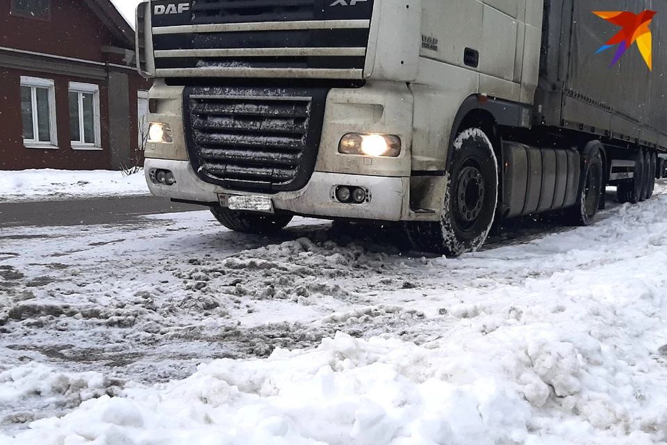 Выпивший дальнобойщик на фуре задним ходом врезался в здание. Фото: архив «КП»