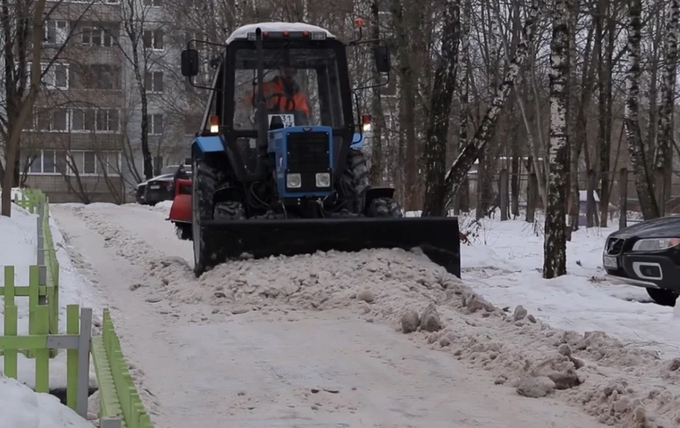 В Смоленске расчищают от снега межквартальные проезды. Фото: пресс-служба администрации города.