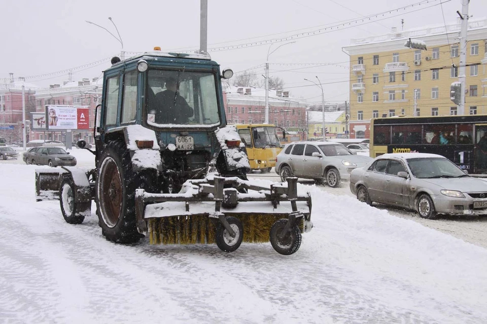 В Барнауле продолжается уборка улиц от снега