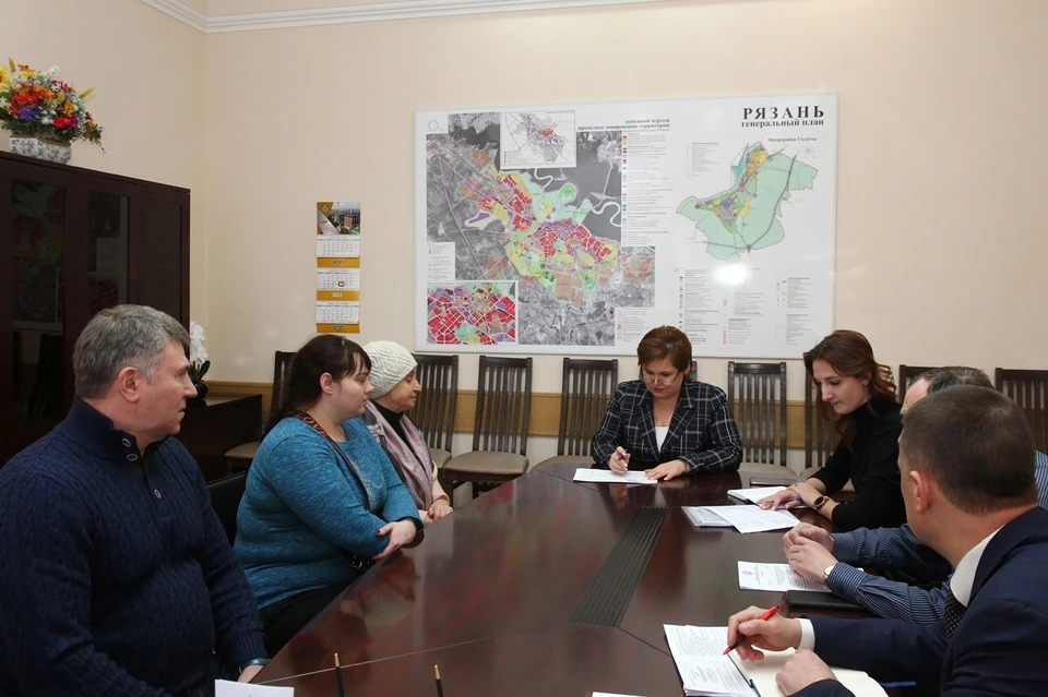 Елена Сорокина встретилась с жильцами дома на площади Соборной в Рязани, сносимого без их ведома. Фото: vk.com/glavarzn