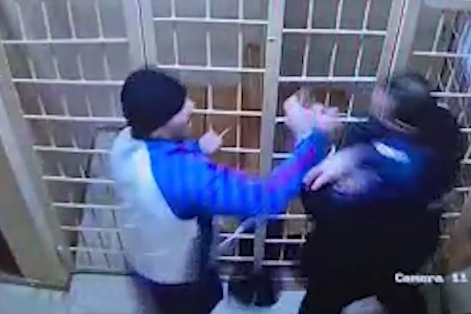 Мужчина напал на полицейских после оглашения приговора. Фото: СУ СКР по Челябинской области