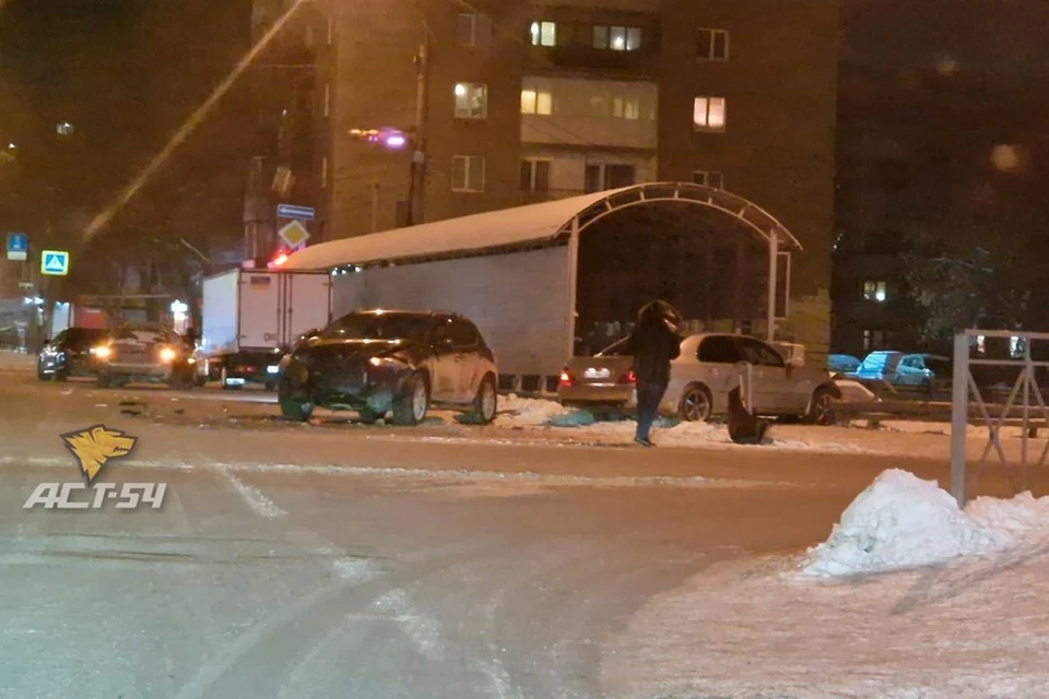 В Центральном районе Новосибирска произошло серьезное ДТП. Фото: "АСТ-54"