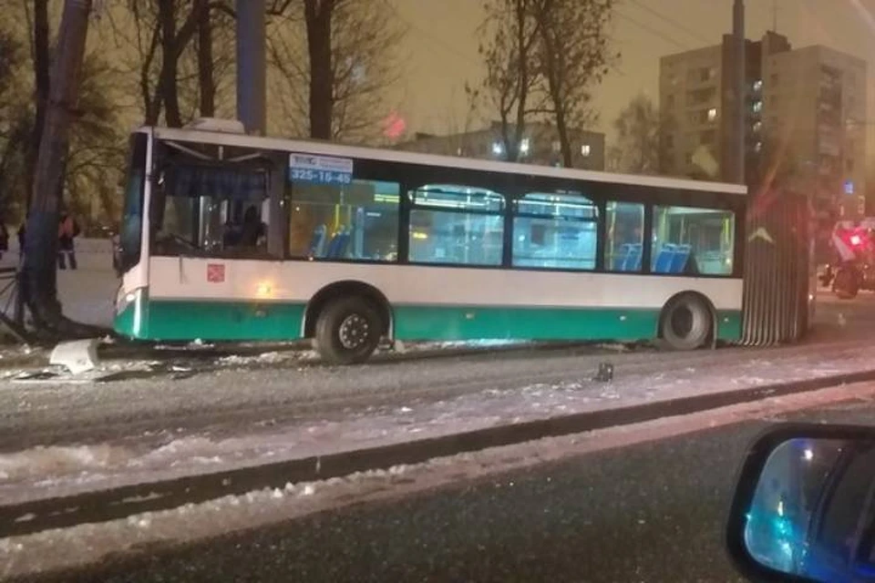 Пьяный водитель автобуса врезался в столб в Петербурге и застрял