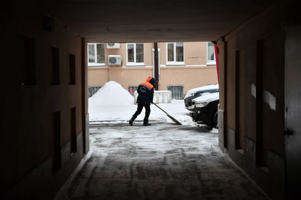 Снегопады по-прежнему остаются главной коммунальной темой.