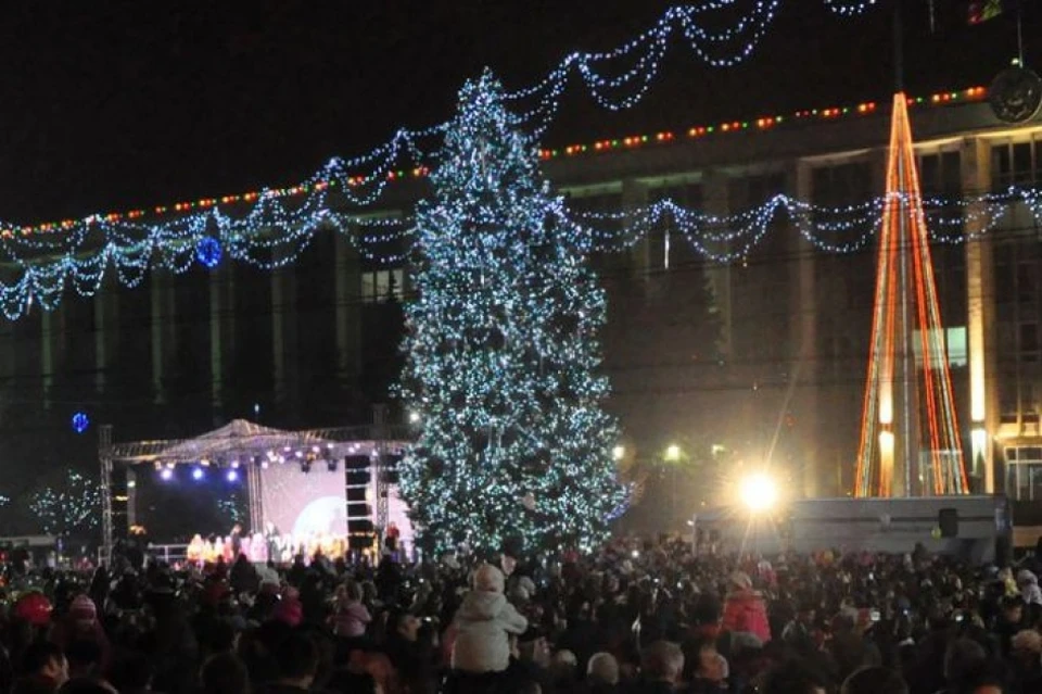 Зато любимых артистов можно бесплатно услышать в новогоднюю ночь на главной площади Кишинева.