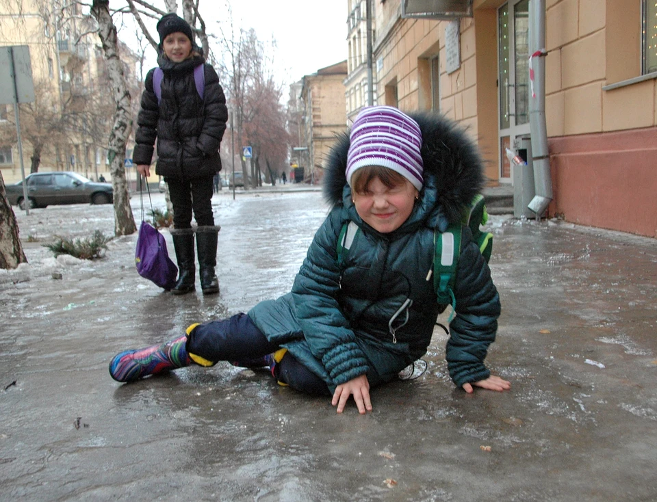 Тротуары обледенели, и школьники второй день учатся на дому