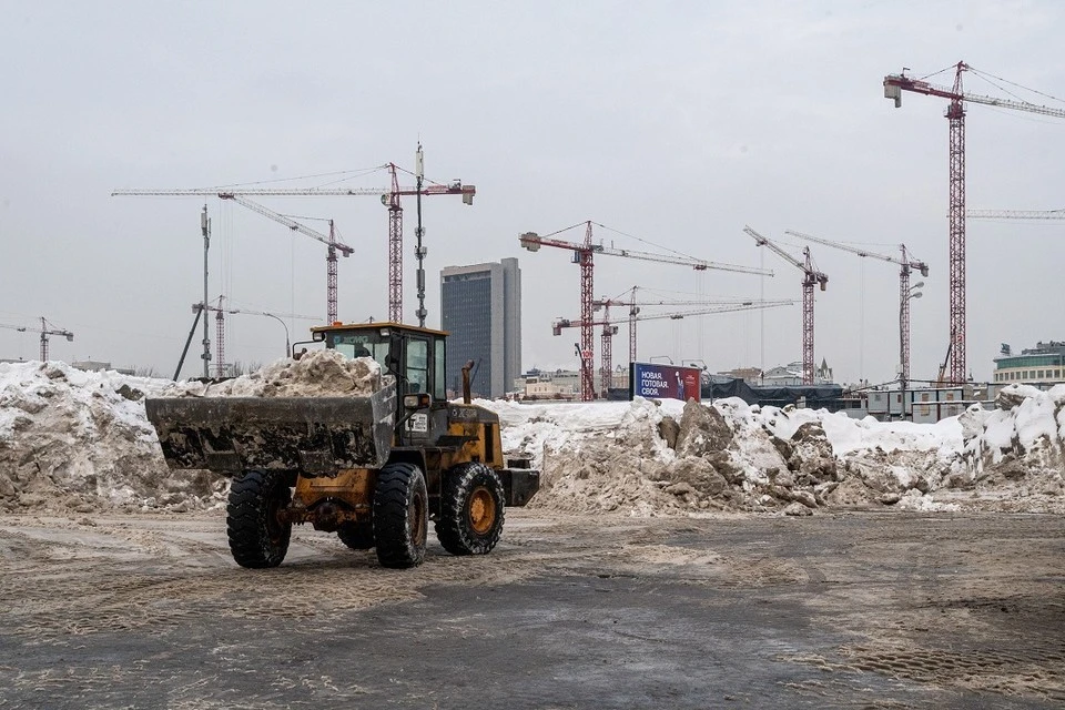 На дороги Новосибирской области вышли более 600 машин для уборки снега.