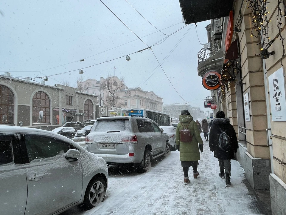 Жители Владивостока спешат добраться домой.