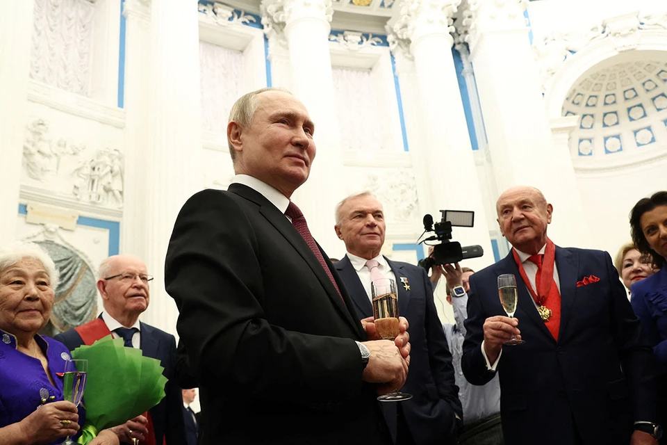 Владимир Путин вручил высшие государственные награды в Кремле