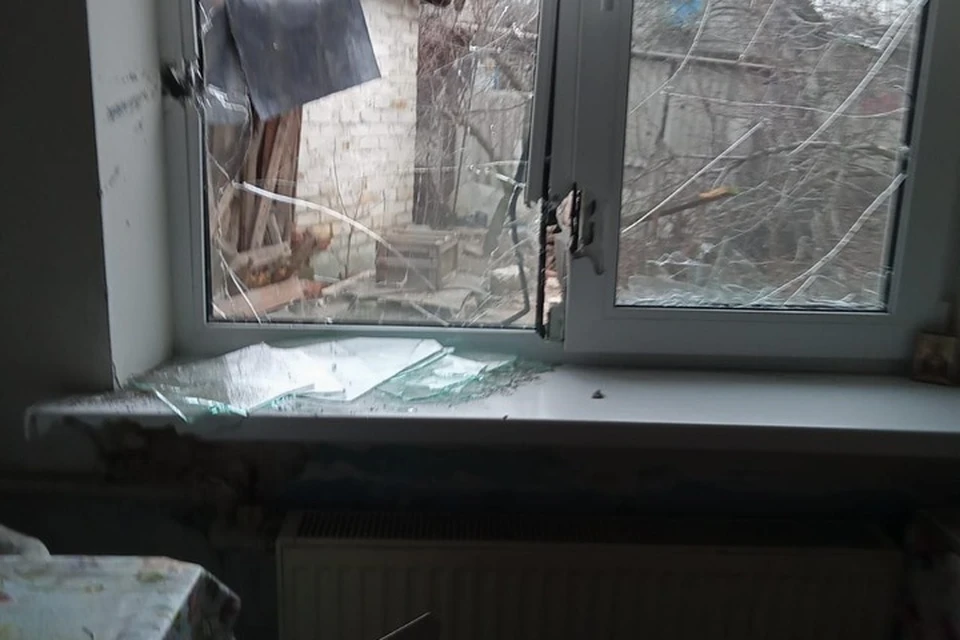 В Горловке осколок влетел прямо в окно дома