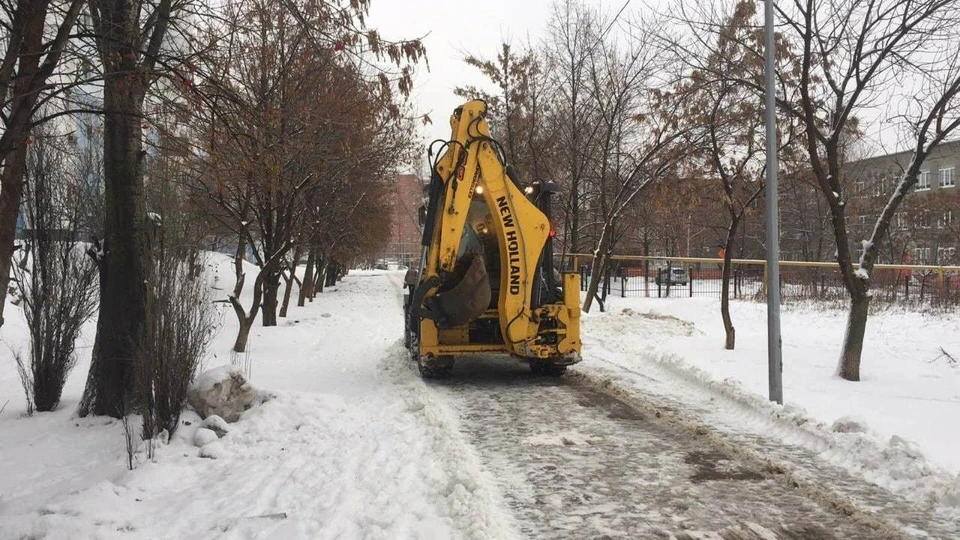 Днем дворы Самары расчищают от снега и наледи почти 3 тысячи рабочих и более 60 спецмашин