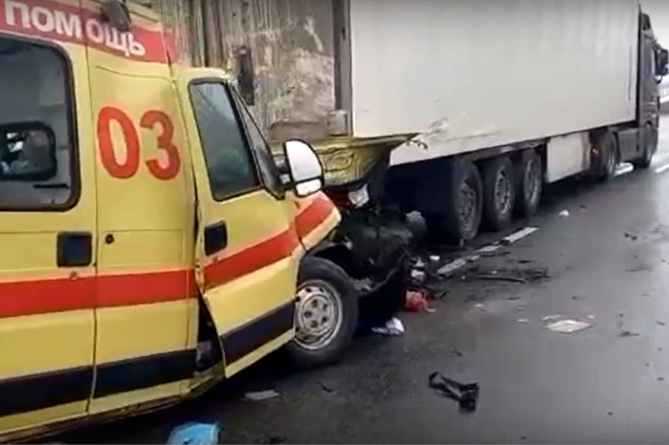 Ещё один человек скончался в итоге ДТП с участием скорой помощи и большегрузов. Фото: Прокуратура Тверской области.