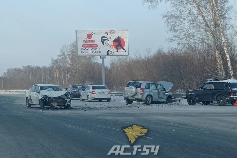 В Новосибирске на Советском шоссе в ДТП попали пять автомобилей. Фото: "АСТ-54"