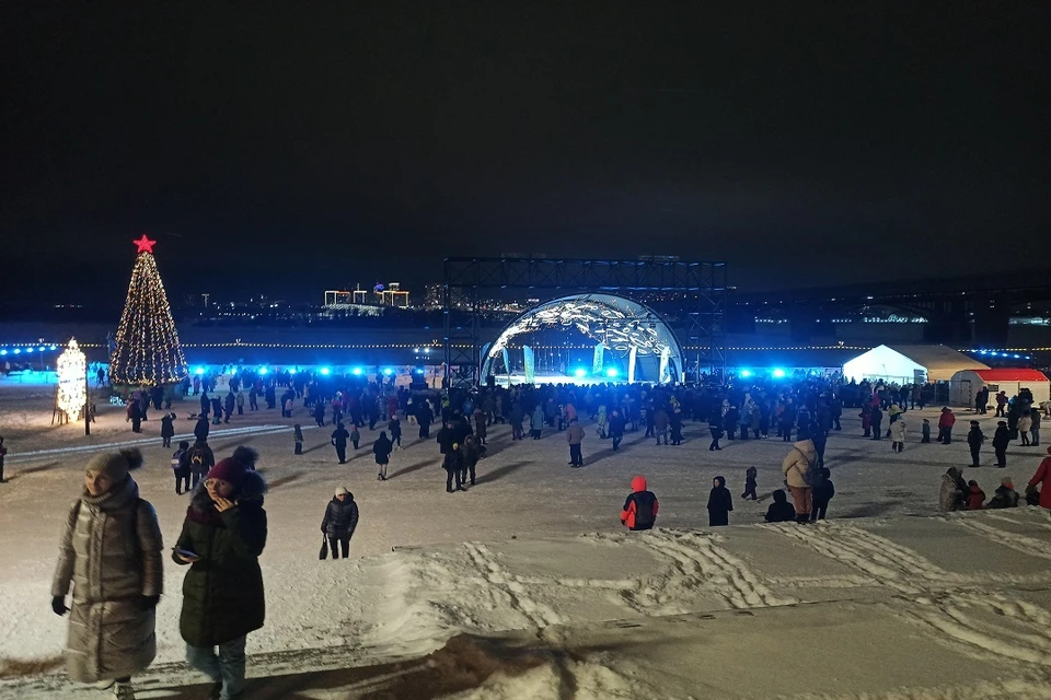 Самый длинный каток в России открыли на Михайловской набережной в Новосибирске.