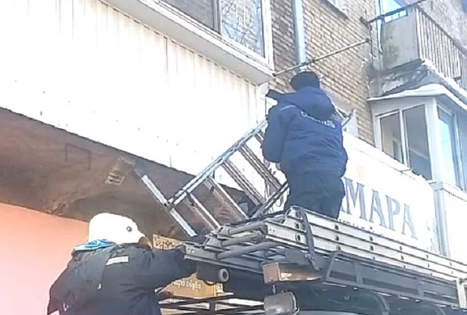 Спасатели проникли в квартиру через балкон и открыли дверь изнутри