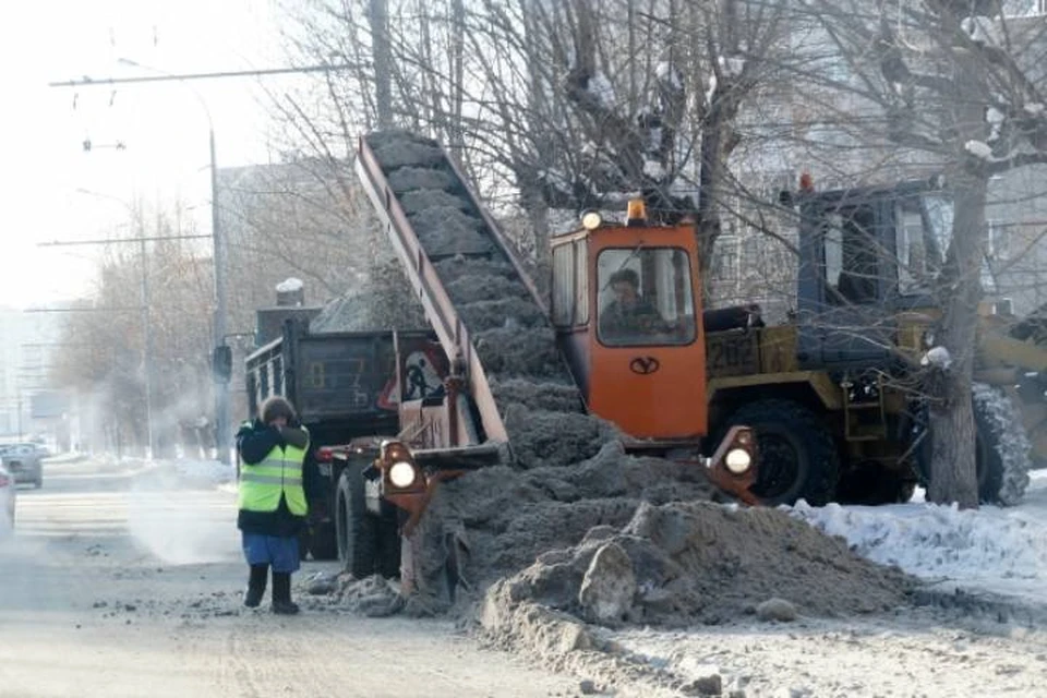 Водителей просят не оставлять автомобили в зоне работы спецтехники.