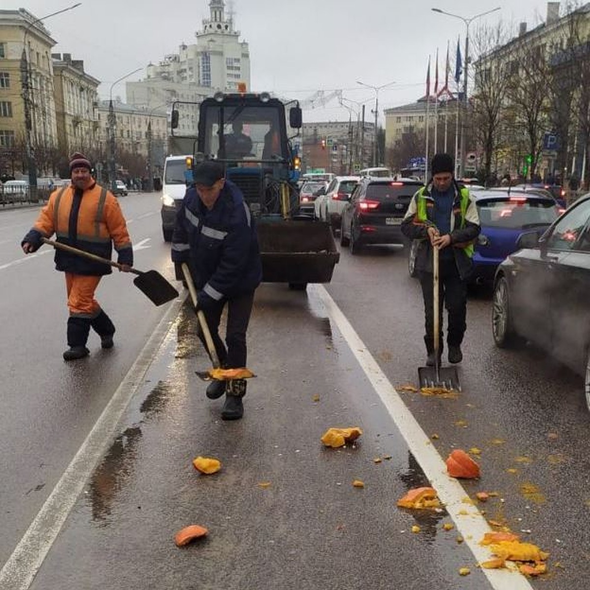 В Воронеже разбитая на дороге тыква создала аварийную ситуацию - KP.RU