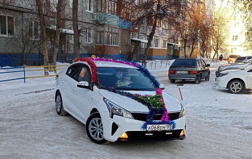 Прокатиться в автомобиле Деда Мороза посчастливилось одному из местных жителей Фото: паблик «Омск |Регион-55|REGIK55|» во «ВКонтакте»