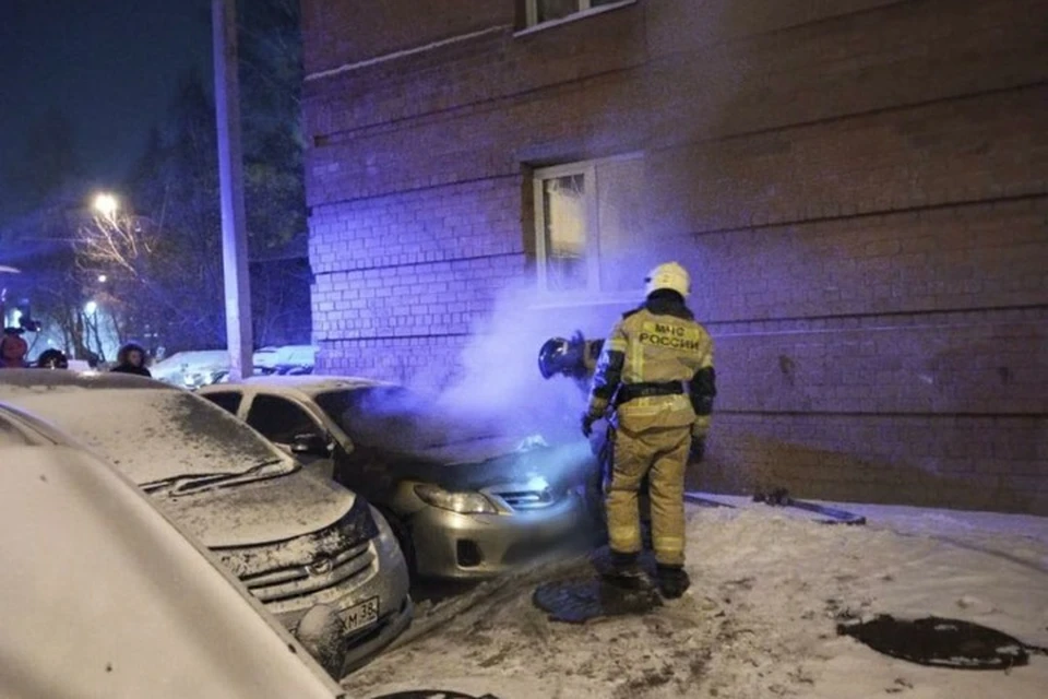 Огонь повредил салон и моторный отсек авто