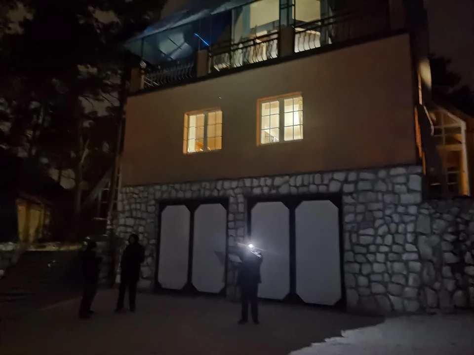 Правоохранители сейчас ищут предполагаемых преступников