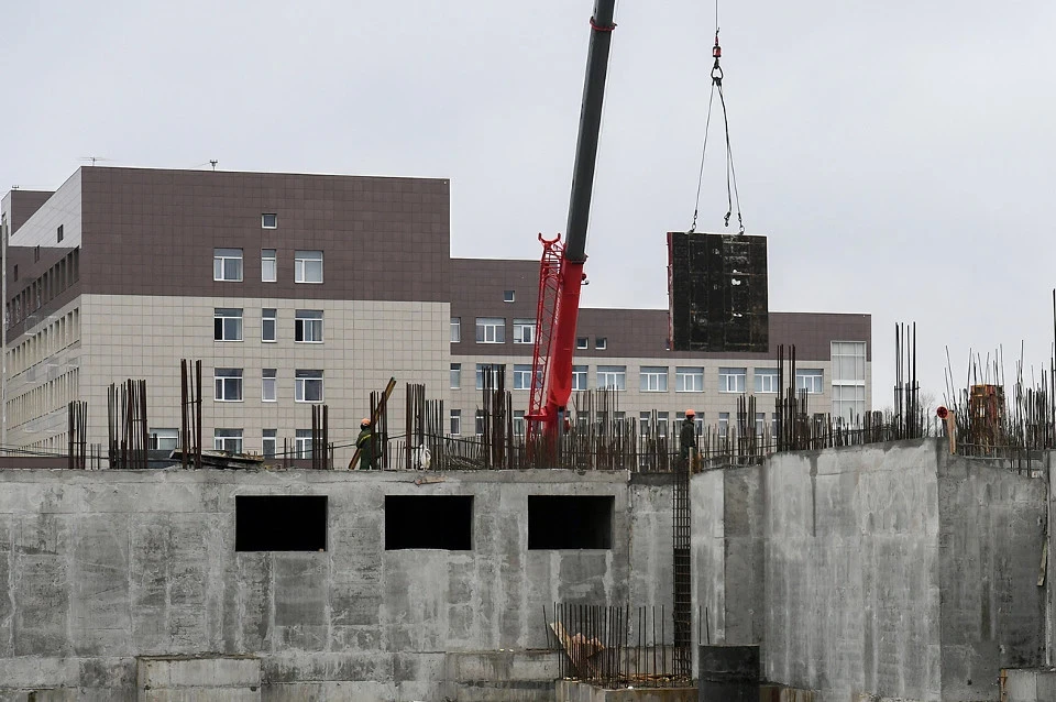Один из объектов АИП - новый комплекс Детской областной больницы, он строится рядом с перинатальным центром недалеко от ОКБ в Заволжье.