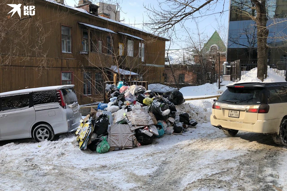 Жители города жалуются на горы мусора.