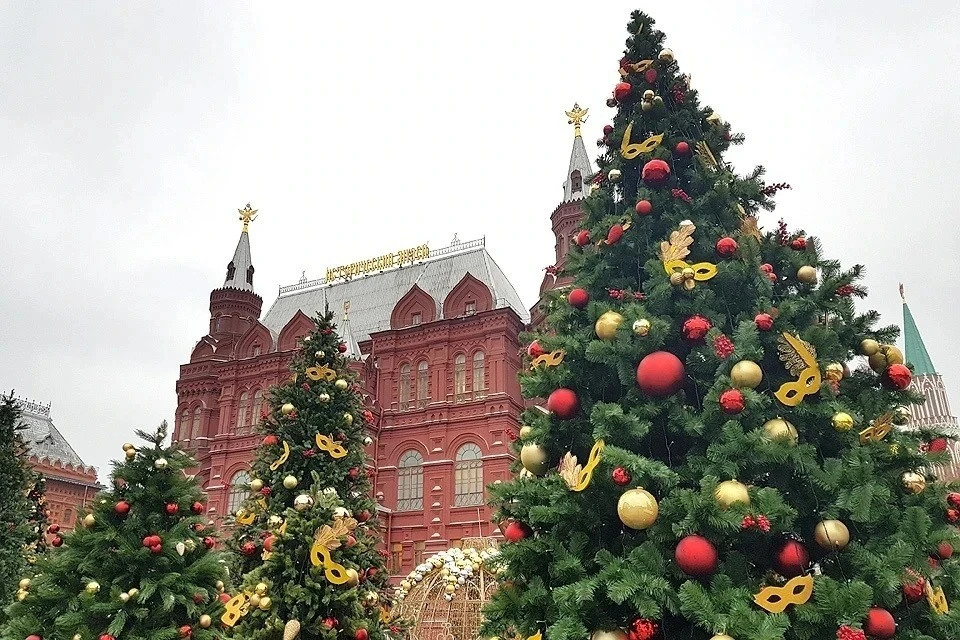 Верующих православных смущает, что на любимый всеми праздник Новый год им приходится нарушать Рождественский пост.