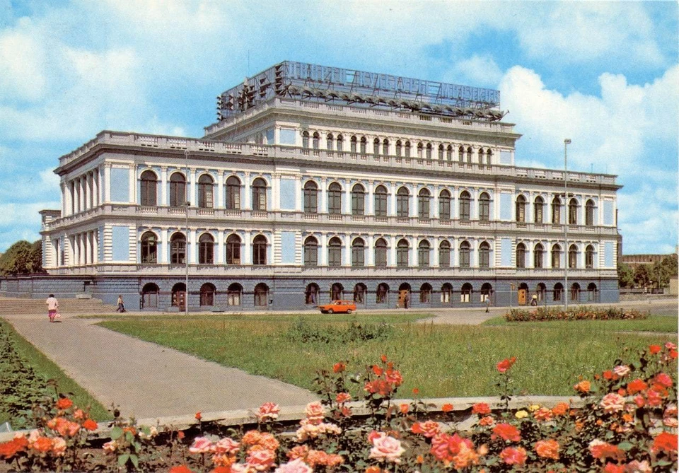 Много лет фасад ДКМ покрывали на контрасте ярко-голубой и снежно-белой краской.